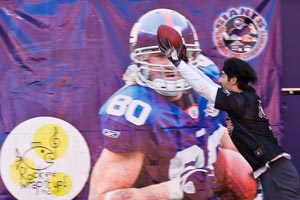 Brett at Giants Stadium, Catching Ball In Front of Jeremy Shockey
