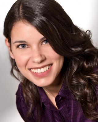 15-Headshot-of-young-actress-with-big-smile-and-violet-eyes-(Rebecca-Baer)