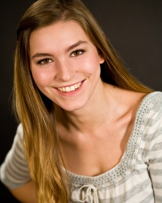 20-Commercial-headshot-on-dark-studio-background-of-attractive-young-blond-actress-with-big-smile-(Elisa-Monti)