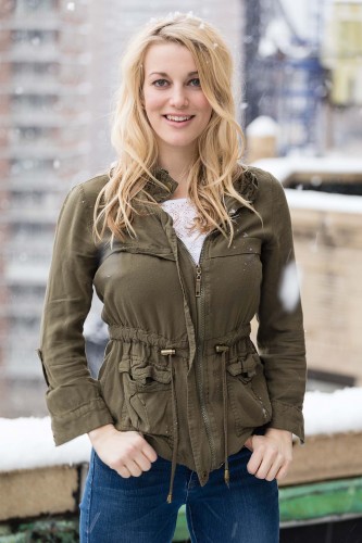 Model-casual-portrait-in-the-snow