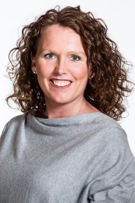 professional-woman-headshot-against-white-background